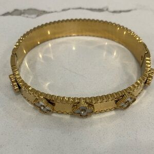 Elegant Gold Bracelet with Floral Accents